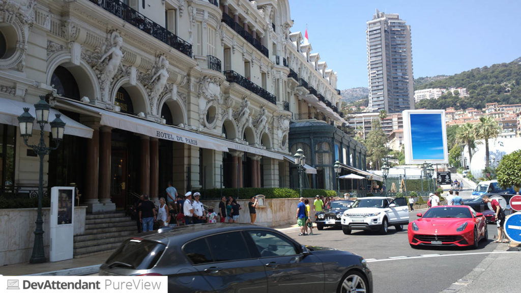 Hotel de Paris, im Hintergrund das mysteriöse blaue Schild, vorne ein Ferrari ;)