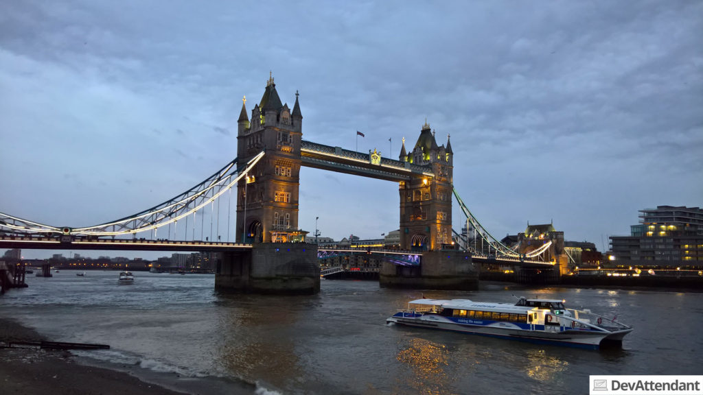 Die Tower Bridge in Abenddämmerung
