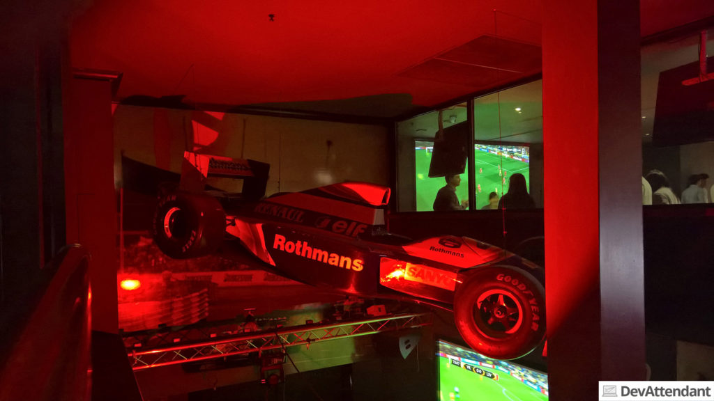 In der Sports Bar gab es ein hängendes F1-Auto, was mich an Monaco erinnerte