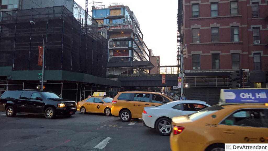 Ziemlich unauffällig ist hinten die schwarze Hochbahn zu sehen, auf der sich der High Line Park befindet