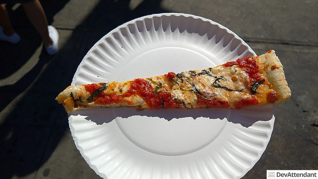 Ein Beispiel-Probierstück Pizza während der Tour