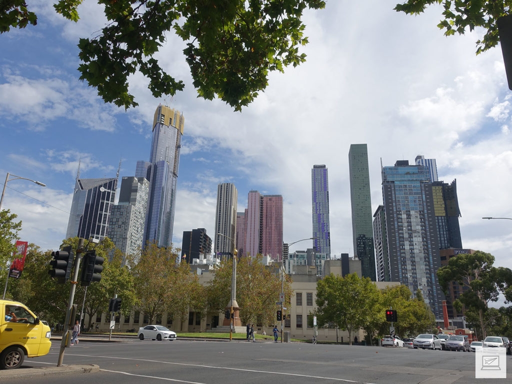 Melbourne Skyline; weiter vorne: Das Eight Hour Day-Monument
