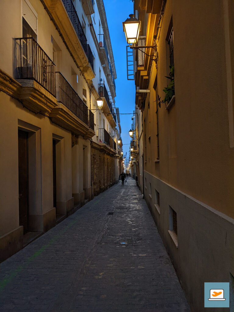 Die Straßen von Cádiz bei Dämmerstimmung