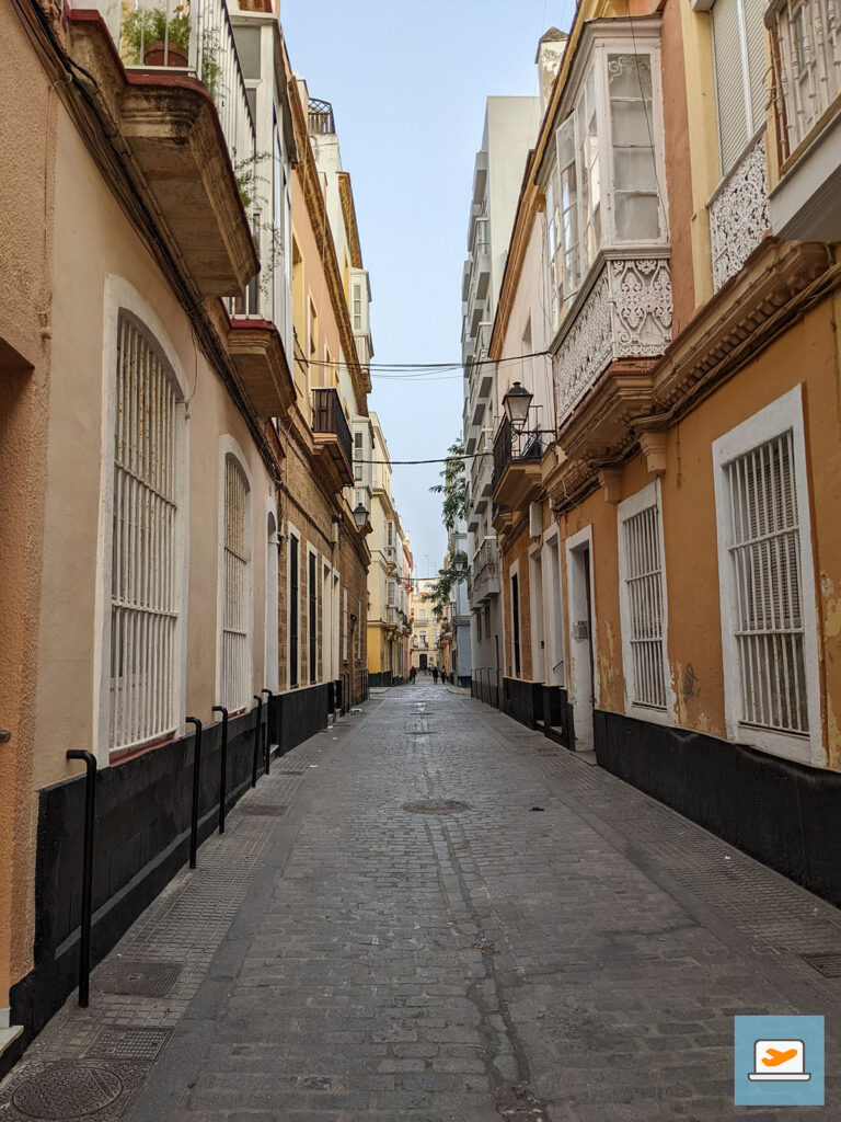 Die engen Gassen prägen das Stadtbild von Cádiz...