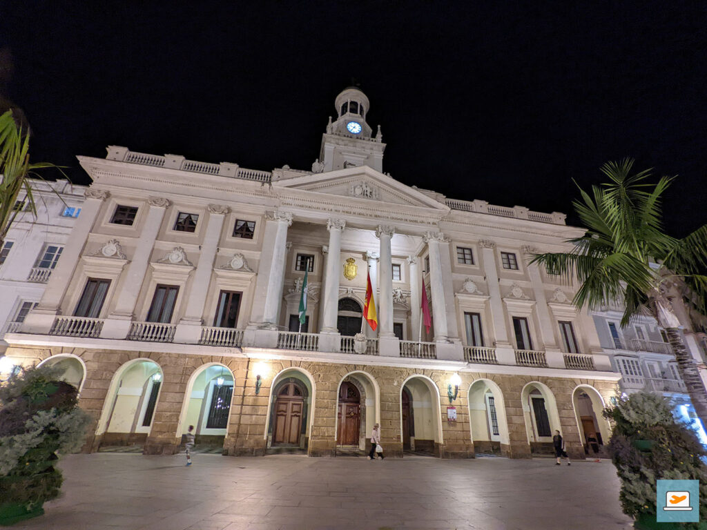 Das Rathaus von Cádiz bei Nacht