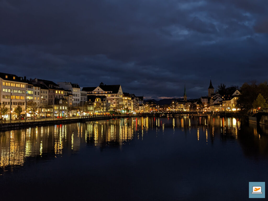 Zürich bei Nacht vom Wasser aus...