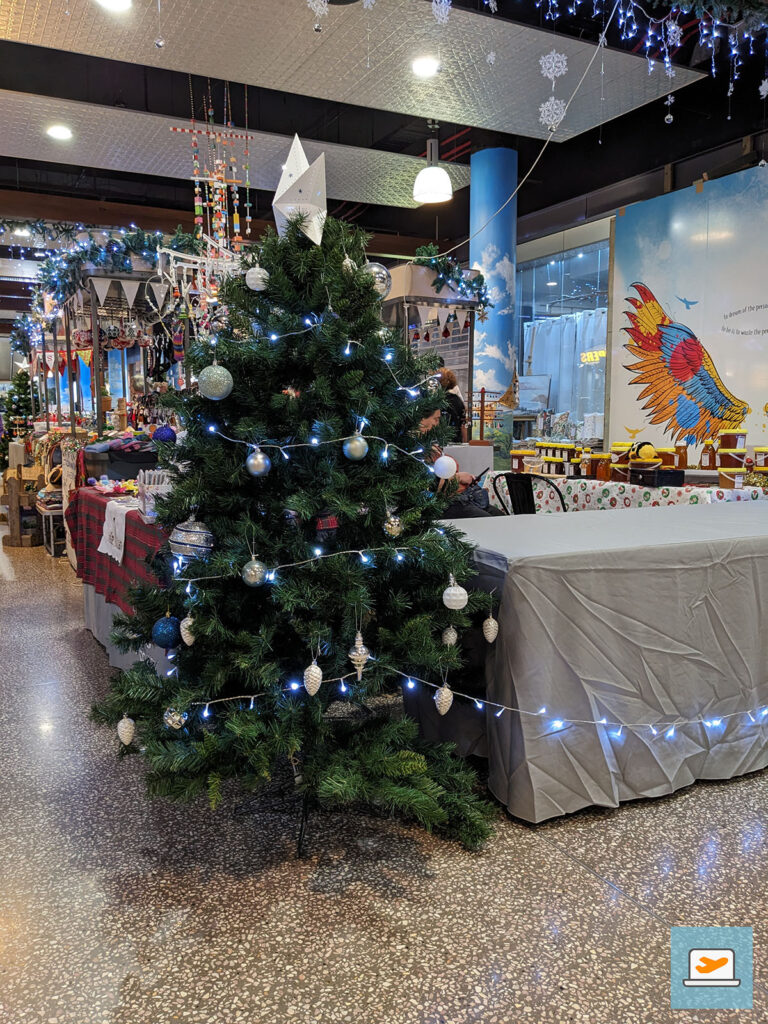 Da im Dezember ja Sommer ist, wurde im Winter "Christmas in July" gefeiert - und auf einmal stand im Einkaufszentrum ein Weihnachtsbaum