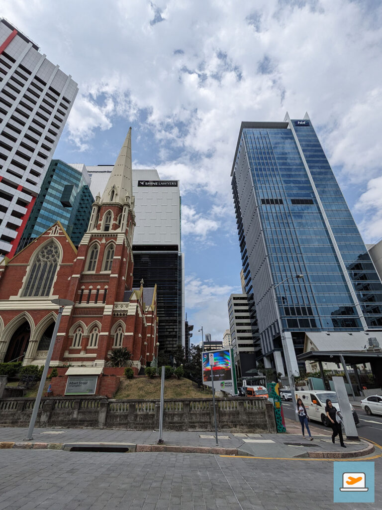 Brisbane Skyline und Albert Street Uniting Church