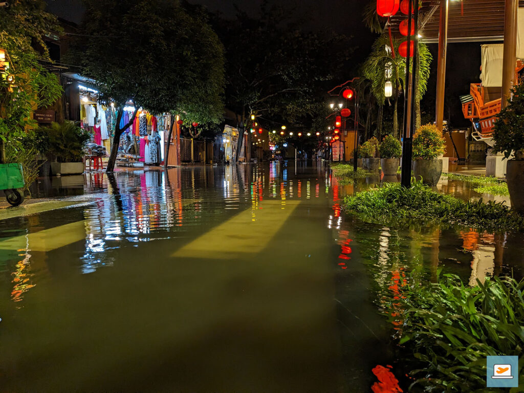Hội An bei Nacht und unter Wasser