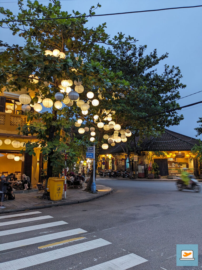Mit Einsetzen der Dämmerung leuchteten überall die ersten Laternen auf