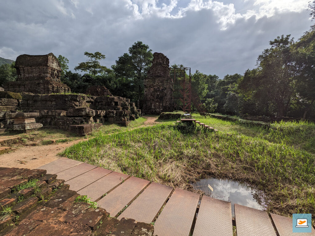 Überall waren Krater von Bomben zu finden, wie hier rechts vorne das Wasserloch
