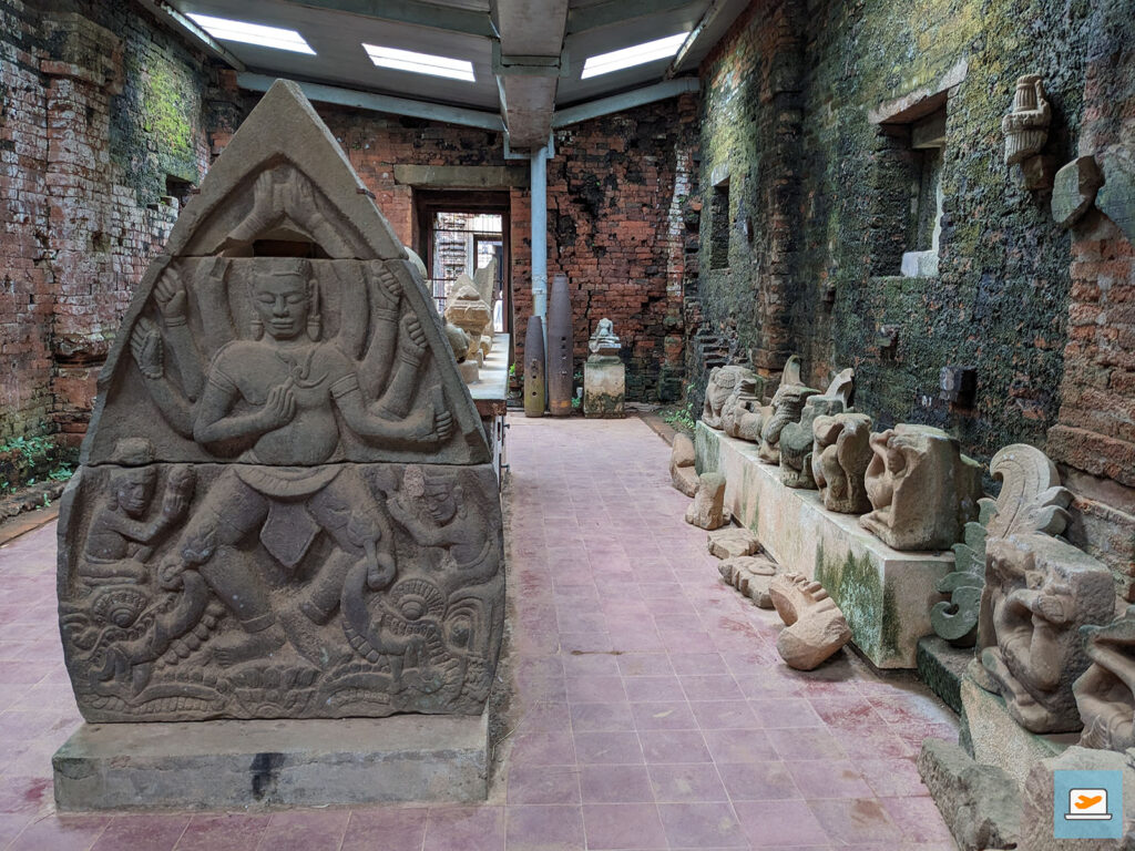 Im Hintergrund sind zwei Sprengköpfe zu sehen