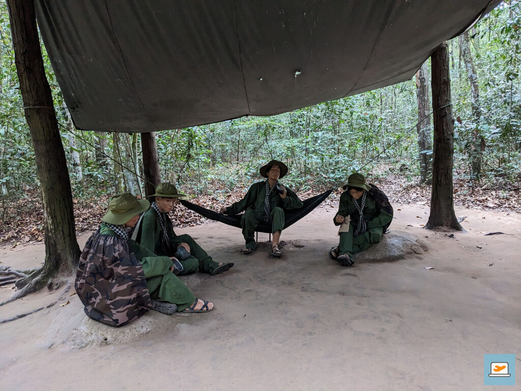 Ausstellungsstücke bei den Củ Chi-Tunneln