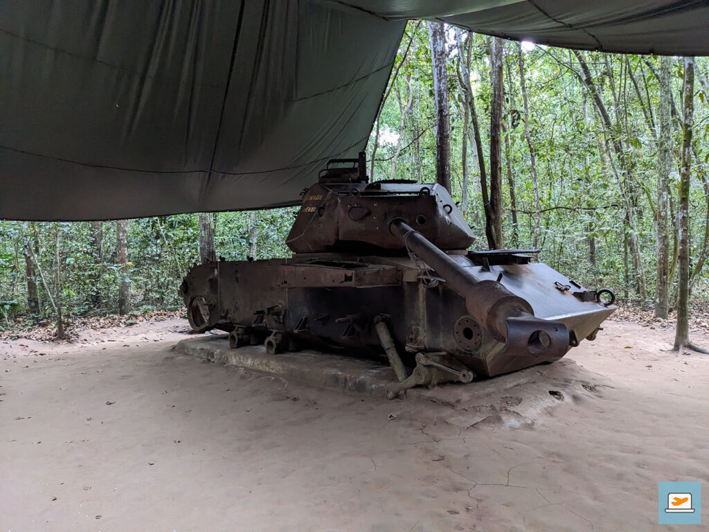 Ausstellungsstücke bei den Củ Chi-Tunneln