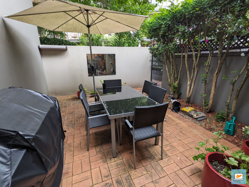 Kleine Terrasse mit BBQ und Billy