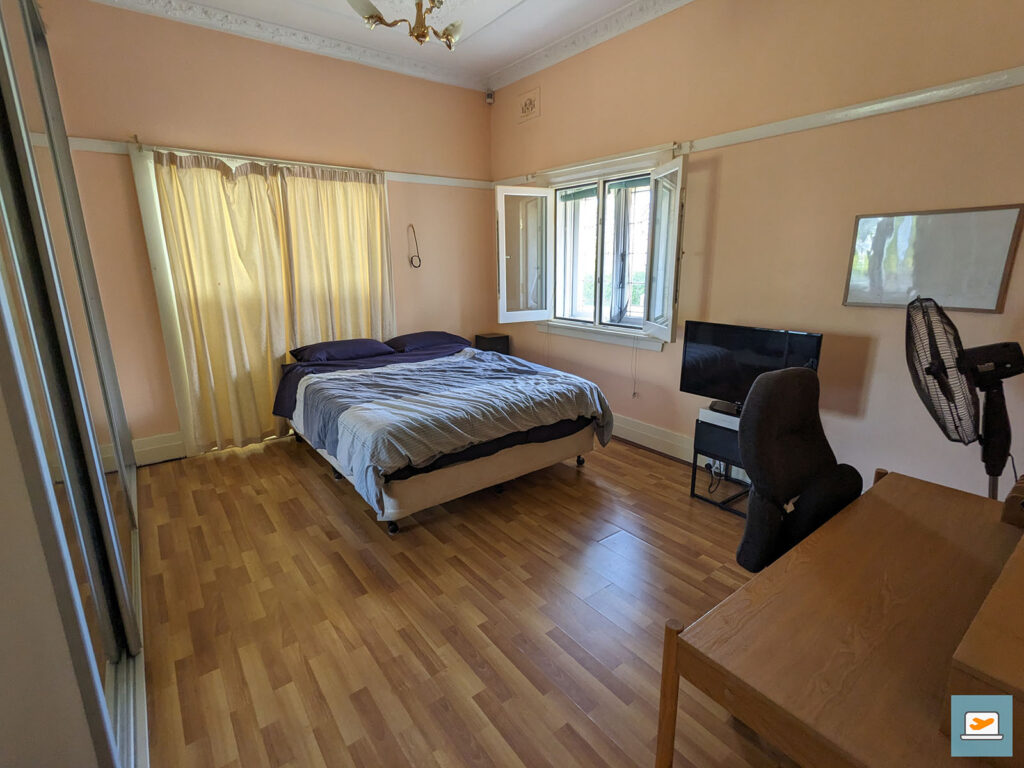 Mein WG-Zimmer, sogar mit Schreibtisch und zweitem Monitor