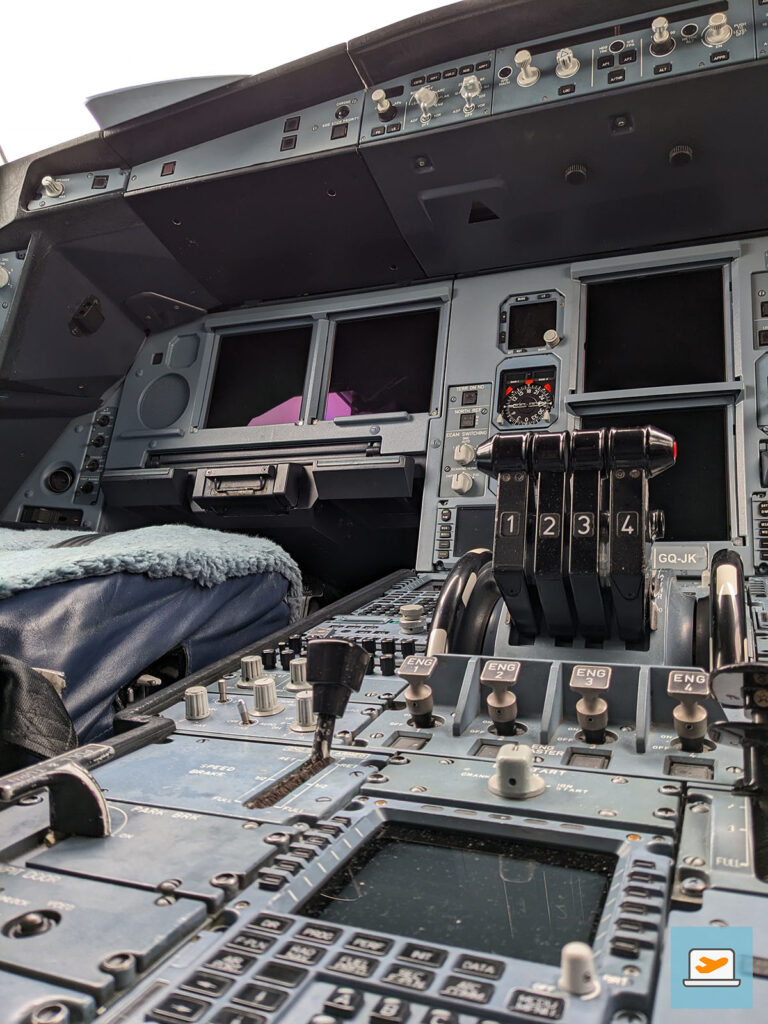 Das Cockpit im A340 war ziemlich ähnlich zum A330 - lediglich die vier Schubhebel deuteten auf etwas mehr Antrieb hin...