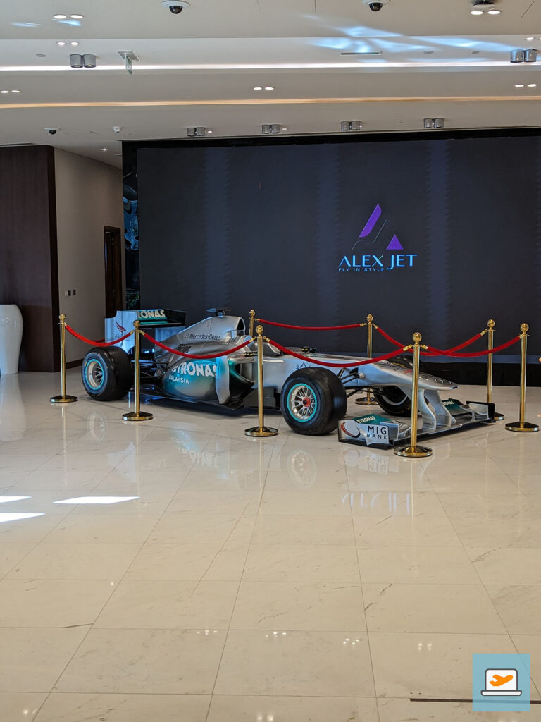 Im Luxus-Terminal in Dubai (DWC) standen verschiedene Fahrzeuge, unter anderem ein F1-Auto