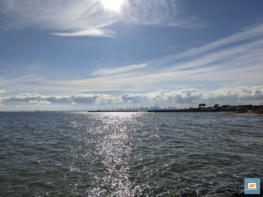 Skyline von Melbourne im Hintergrund